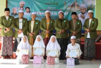 Pengurus IKSASS Badung bersama para calon santri Pondok Pesantren Salafiyah-Syafiiyah Sukorejo saat melaksanakan kegiatan Fasabbih di Yayasan Baitul Amin Nusa Dua, Juni 2026. Foto: IKSASS Badung