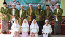 Pengurus IKSASS Badung bersama para calon santri Pondok Pesantren Salafiyah-Syafiiyah Sukorejo saat melaksanakan kegiatan Fasabbih di Yayasan Baitul Amin Nusa Dua, Juni 2026. Foto: IKSASS Badung