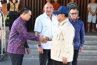 Ketua DPC Gerindra Kota Denpasar sekaligus Wakil Ketua DPRD Kota Denpasar Ida Bagus Yoga Adi Putra alias Gus Yoga saat bersamalaman dengan Presiden Republik Indonesia Prabowo Subianto. 