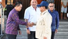 Ketua DPC Gerindra Kota Denpasar sekaligus Wakil Ketua DPRD Kota Denpasar Ida Bagus Yoga Adi Putra alias Gus Yoga saat bersamalaman dengan Presiden Republik Indonesia Prabowo Subianto.