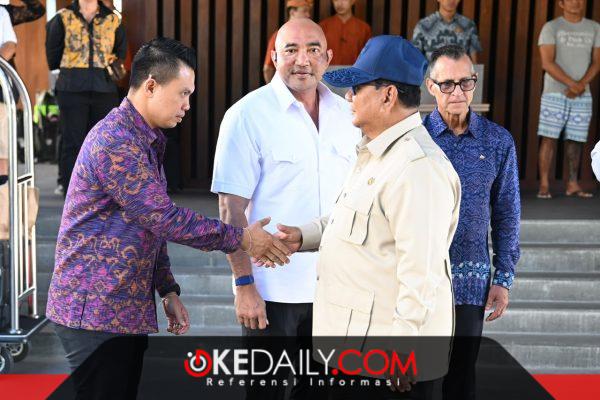 Ketua DPC Gerindra Kota Denpasar sekaligus Wakil Ketua DPRD Kota Denpasar Ida Bagus Yoga Adi Putra alias Gus Yoga saat bersamalaman dengan Presiden Republik Indonesia Prabowo Subianto. 