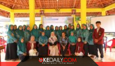 Tim PKM Universitas Yudharta Pasuruan bersama TP PKK Desa Tunggul Wulung, pada kegiatan sosialisasi serta pelatihan pemanfaatan aplikasi AI SiTARA dan pengolahan pangan lokal bergizi. ©okedaily.com [foto: Andrean Masrofie]