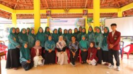 Tim PKM Universitas Yudharta Pasuruan bersama TP PKK Desa Tunggul Wulung, pada kegiatan sosialisasi serta pelatihan pemanfaatan aplikasi AI SiTARA dan pengolahan pangan lokal bergizi. ©okedaily.com [foto: Andrean Masrofie]