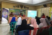 TIM CARA'DE Badan Eksekutif Mahasiswa Keluarga Mahasiswa Fakultas Teknologi Pertanian Universitas Hasanuddin (BEM KMF TP UH) menggelar pelatihan budidaya maggot bagi masyarakat Desa Tinggimae, Kecamatan Barombong, Kabupaten Gowa, Jumat (17/7/2026).
