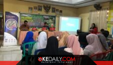 TIM CARA'DE Badan Eksekutif Mahasiswa Keluarga Mahasiswa Fakultas Teknologi Pertanian Universitas Hasanuddin (BEM KMF TP UH) menggelar pelatihan budidaya maggot bagi masyarakat Desa Tinggimae, Kecamatan Barombong, Kabupaten Gowa, Jumat (17/7/2026).