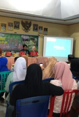 TIM CARA’DE BEM KMF TP UH Gelar Pelatihan Budidaya Maggot di Desa Tinggimae