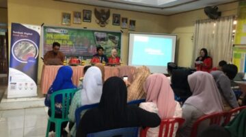 TIM CARA'DE Badan Eksekutif Mahasiswa Keluarga Mahasiswa Fakultas Teknologi Pertanian Universitas Hasanuddin (BEM KMF TP UH) menggelar pelatihan budidaya maggot bagi masyarakat Desa Tinggimae, Kecamatan Barombong, Kabupaten Gowa, Jumat (17/7/2026).