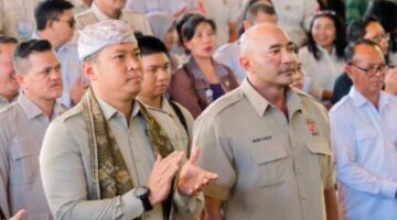 Keterangan foto:
Ketua DPN HKTI/Kepala BGN Sudaryono (kiri) bersama Ketua DPD HKTI Bali Made Muliawan Arya (De Gadjah) saat acara pelantikan pengurus HKTI di Bali. Foto: Istimewa.
