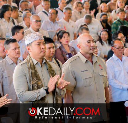 Keterangan foto:
Ketua DPN HKTI/Kepala BGN Sudaryono (kiri) bersama Ketua DPD HKTI Bali Made Muliawan Arya (De Gadjah) saat acara pelantikan pengurus HKTI di Bali. Foto: Istimewa.
