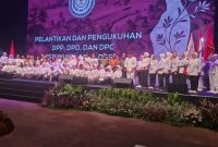 Momen foto bersama sesuai pelantikan dan pengukuhan jajaran pengurus Srikandi Jaga Desa seluruh Indonesia. ©okedaily.com