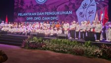Momen foto bersama sesuai pelantikan dan pengukuhan jajaran pengurus Srikandi Jaga Desa seluruh Indonesia. ©okedaily.com