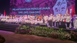 Momen foto bersama sesuai pelantikan dan pengukuhan jajaran pengurus Srikandi Jaga Desa seluruh Indonesia. ©okedaily.com