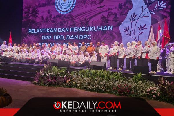 Momen foto bersama sesuai pelantikan dan pengukuhan jajaran pengurus Srikandi Jaga Desa seluruh Indonesia. ©okedaily.com