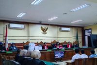 Sidang pembacaan tuntutan para terdakwa kasus tindak pidana korupsi BSPS Sumenep, berlangsung di Pengadilan Tipikor Surabaya. ©okedaily.com