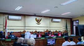Sidang pembacaan tuntutan para terdakwa kasus tindak pidana korupsi BSPS Sumenep, berlangsung di Pengadilan Tipikor Surabaya. ©okedaily.com