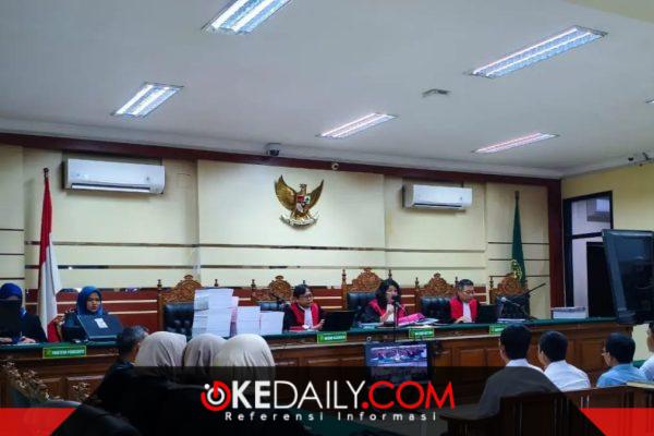 Sidang pembacaan tuntutan para terdakwa kasus tindak pidana korupsi BSPS Sumenep, berlangsung di Pengadilan Tipikor Surabaya. ©okedaily.com