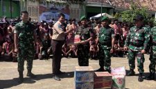 Serah terima bantuan sembako bekal kemah secara simbolis. ©okedaily.com