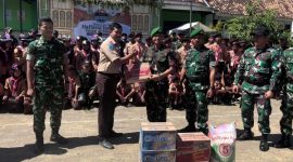 Serah terima bantuan sembako bekal kemah secara simbolis. ©okedaily.com