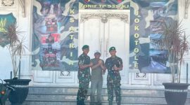Yonif TP 931/KJ bersama Ketua DPC AWDI Sumenep, M. Rakib (tengah). Bersama membangun, bersama mengabarkan. ©okedaily.com