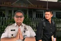 Ketua Harian KMMB Sumut, AM Mahendra (kemeja hitam), menilai pengungkapan tersebut menunjukkan perlunya evaluasi terhadap sistem pengawasan di dalam lapas. ©okedaily.com 