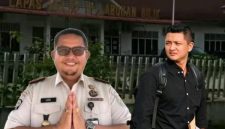 Ketua Harian KMMB Sumut, AM Mahendra (kemeja hitam), menilai pengungkapan tersebut menunjukkan perlunya evaluasi terhadap sistem pengawasan di dalam lapas.