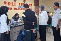 Direktur RSUD dr. H. Moh. Anwar Sumenep, dr. Erliyati, M.Kes., didampingi pegawai melakukan monitoring di Poli Terpadu. ©okedaily.com