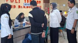 Direktur RSUD dr. H. Moh. Anwar Sumenep, dr. Erliyati, M.Kes., didampingi pegawai melakukan monitoring di Poli Terpadu. ©okedaily.com