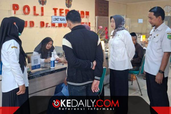 Direktur RSUD dr. H. Moh. Anwar Sumenep, dr. Erliyati, M.Kes., didampingi pegawai melakukan monitoring di Poli Terpadu. ©okedaily.com