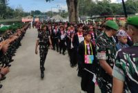 Tanamkan jiwa patriotisme, Binar Squad saat menggelar MPLS berbasis karakter dengan materi bela negara di Markas TNI. ©okedaily.com
