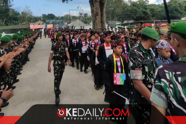 Tanamkan jiwa patriotisme, Binar Squad saat menggelar MPLS berbasis karakter dengan materi bela negara di Markas TNI. ©okedaily.com