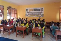 Hari pertama MPLS di SMPN 1 Nonggunong berlangsung hangat dan penuh kekeluargaan. Dengan pendekatan ramah, kegiatan ini bertujuan menanamkan nilai disiplin, toleransi, dan semangat gotong royong agar siswa baru cepat beradaptasi di lingkungan sekolah. ©okedaily.com