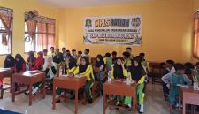 Hari pertama MPLS di SMPN 1 Nonggunong berlangsung hangat dan penuh kekeluargaan. Dengan pendekatan ramah, kegiatan ini bertujuan menanamkan nilai disiplin, toleransi, dan semangat gotong royong agar siswa baru cepat beradaptasi di lingkungan sekolah. ©okedaily.com