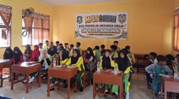Hari pertama MPLS di SMPN 1 Nonggunong berlangsung hangat dan penuh kekeluargaan. Dengan pendekatan ramah, kegiatan ini bertujuan menanamkan nilai disiplin, toleransi, dan semangat gotong royong agar siswa baru cepat beradaptasi di lingkungan sekolah. ©okedaily.com