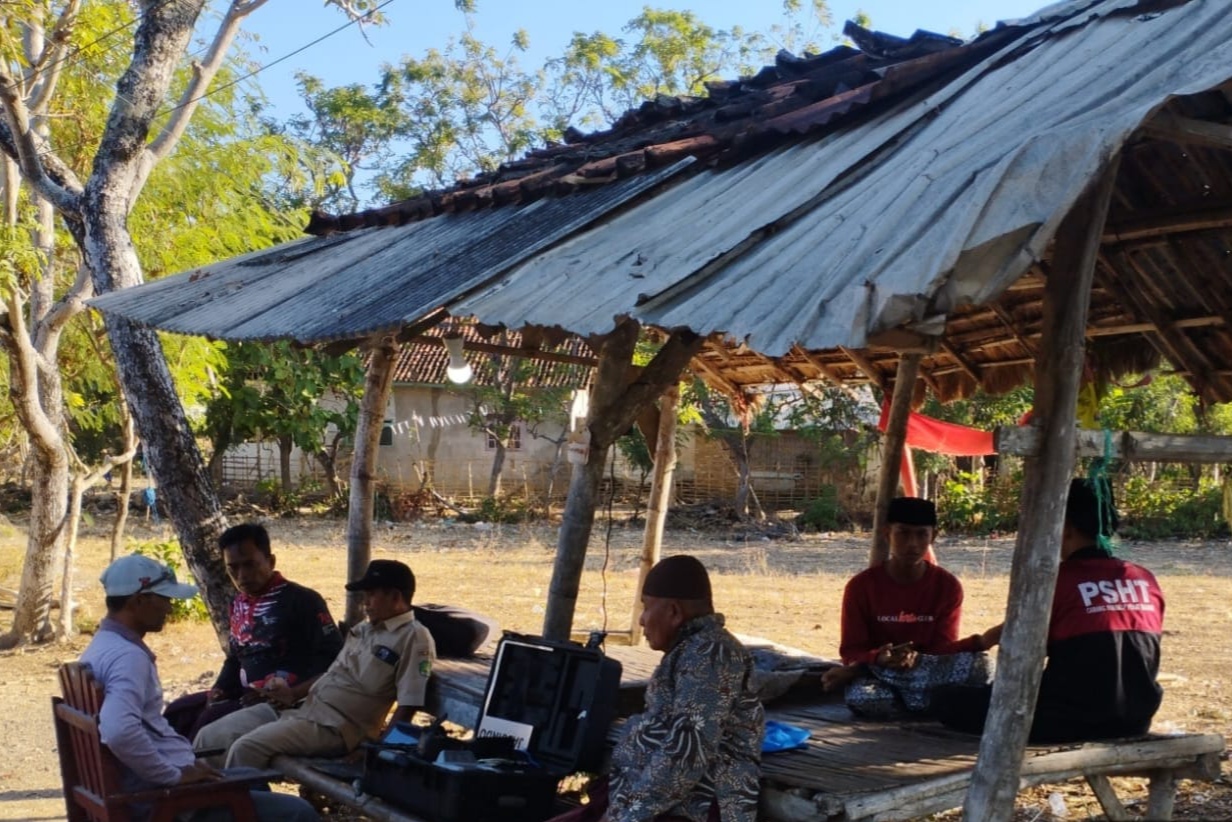 Dari kantor ke rumah warga, tim UPT Dukcapil Gayam bergerak ke pelosok desa untuk melayani perekaman dan pencetakan dokumen kependudukan bagi penyandang disabilitas. Karena pelayanan yang baik itu yang menjangkau, bukan menunggu. ©okedaily.com