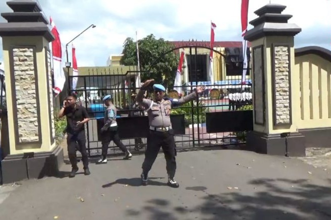 Suasana peliputan di Polresta Sumenep. Alih-alih bersinergi, sejumlah awak media mengaku sulit mendapat akses informasi di tengah kegiatan penting yang digelar institusi tersebut. ©okedaily.com