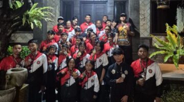 Anggota DPRD Kota Denpasar Fraksi Gerindra sekaligus Pembina PS Tujuh Sari Kota Denpasar, I Gede Tommy Sumertha, saat membersamai para atlet PS Tujuh Sari Kota Denpasar, 13 Juli 2026 di Denpasar. Foto: Okedaily.com