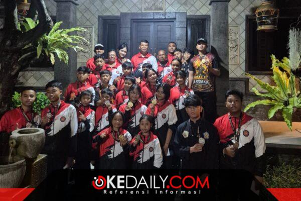 Anggota DPRD Kota Denpasar Fraksi Gerindra sekaligus Pembina PS Tujuh Sari Kota Denpasar, I Gede Tommy Sumertha, saat membersamai para atlet PS Tujuh Sari Kota Denpasar, 13 Juli 2026 di Denpasar. Foto: Okedaily.com