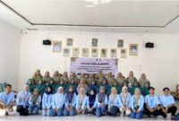 Mahasiswa KKN 02 Universitas Yudharta Pasuruan bersama Dosen Pembimbing Lapang dan TP PKK Desa Pajaran usai pelatihan pengolahan jagung di Balai Desa Pajaran pada Jumat, 10 Juli 2026. ©okedaily.com [foto: Andrean Masrofie]