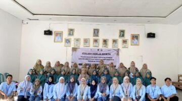 Mahasiswa KKN 02 Universitas Yudharta Pasuruan bersama Dosen Pembimbing Lapang dan TP PKK Desa Pajaran usai pelatihan pengolahan jagung di Balai Desa Pajaran pada Jumat, 10 Juli 2026. ©okedaily.com [foto: Andrean Masrofie]