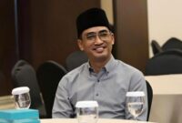 Pemerintah daerah menghadapi tantangan dalam menyelaraskan dua model kepemimpinan, politik dan birokrasi. Ketidakjelasan batas peran berpotensi menimbulkan konflik kebijakan dan menurunkan kualitas pelayanan publik. Sehingga, diperlukan regulasi dan budaya kerja yang mampu menjembatani kepentingan politik dengan profesionalitas birokrasi. ©okedaily.com/ist