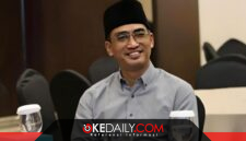 Pemerintah daerah menghadapi tantangan dalam menyelaraskan dua model kepemimpinan, politik dan birokrasi. Ketidakjelasan batas peran berpotensi menimbulkan konflik kebijakan dan menurunkan kualitas pelayanan publik. Sehingga, diperlukan regulasi dan budaya kerja yang mampu menjembatani kepentingan politik dengan profesionalitas birokrasi. ©okedaily.com/ist