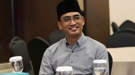 Pemerintah daerah menghadapi tantangan dalam menyelaraskan dua model kepemimpinan, politik dan birokrasi. Ketidakjelasan batas peran berpotensi menimbulkan konflik kebijakan dan menurunkan kualitas pelayanan publik. Sehingga, diperlukan regulasi dan budaya kerja yang mampu menjembatani kepentingan politik dengan profesionalitas birokrasi. ©okedaily.com/ist