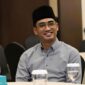 Pemerintah daerah menghadapi tantangan dalam menyelaraskan dua model kepemimpinan, politik dan birokrasi. Ketidakjelasan batas peran berpotensi menimbulkan konflik kebijakan dan menurunkan kualitas pelayanan publik. Sehingga, diperlukan regulasi dan budaya kerja yang mampu menjembatani kepentingan politik dengan profesionalitas birokrasi. ©okedaily.com/ist