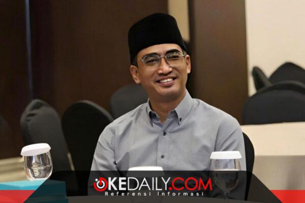 Pemerintah daerah menghadapi tantangan dalam menyelaraskan dua model kepemimpinan, politik dan birokrasi. Ketidakjelasan batas peran berpotensi menimbulkan konflik kebijakan dan menurunkan kualitas pelayanan publik. Sehingga, diperlukan regulasi dan budaya kerja yang mampu menjembatani kepentingan politik dengan profesionalitas birokrasi. ©okedaily.com/ist