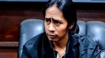 Sejumlah wartawan yang hendak melakukan peliputan kegiatan di Mapolresta Sumenep hanya dapat menunggu di luar area. Padahal, sesuai UU No. 14 Tahun 2008 tentang Keterbukaan Informasi Publik, setiap badan publik wajib memberikan akses informasi. ©okedaily.com [foto: Fauzi AS, Pengamat Kebijakan Publik]