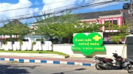 Nampak depan gedung dan RSUD dr. H. Moh. Anwar Sumenep. Rumah sakit plat merah ini terus memperkuat diri sebagai pusat rujukan medis modern untuk wilayah Madura. ©okedaily.com