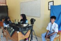Petugas Disdukcapil Kecamatan Gayam melakukan perekaman KTP-el di SMA Negeri 1 Gayam. Pelayanan jemput bola ini menyasar siswa yang sudah berusia 17 tahun, agar memiliki identitas kependudukan. ©okedaily.com [Foto: Hasan Al-Hakiki]