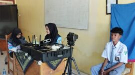 Petugas Disdukcapil Kecamatan Gayam melakukan perekaman KTP-el di SMA Negeri 1 Gayam. Pelayanan jemput bola ini menyasar siswa yang sudah berusia 17 tahun, agar memiliki identitas kependudukan. ©okedaily.com [Foto: Hasan Al-Hakiki]