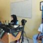 Petugas Disdukcapil Kecamatan Gayam melakukan perekaman KTP-el di SMA Negeri 1 Gayam. Pelayanan jemput bola ini menyasar siswa yang sudah berusia 17 tahun, agar memiliki identitas kependudukan. ©okedaily.com [Foto: Hasan Al-Hakiki]