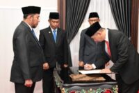 Bupati Sumenep memberikan pengarahan kepada Kepala Inspektorat. Ia menekankan pentingnya penguatan pengawasan dan integritas aparatur untuk mewujudkan pemerintahan yang bersih dan akuntabel. ©okedaily.com [Foto: Diskominfo Kab. Sumenep]